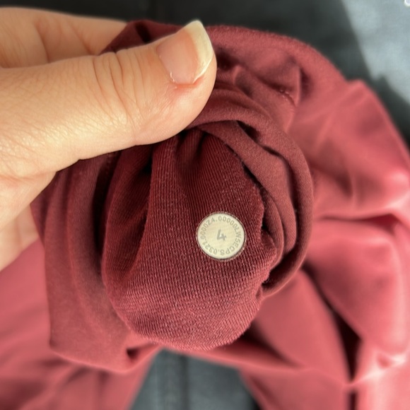 NWOT Lululemon leggings Wunder Under Scalloped
Hem HR Crop 23" luxtreme. EUC. - Picture 6 of 6